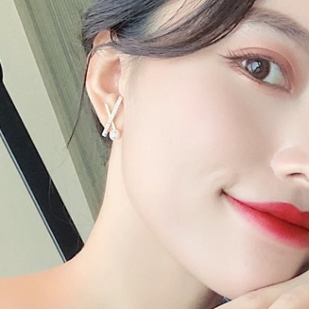 Geometric X Pearl and Diamond Earring Silver Color - Picture 6 of 6